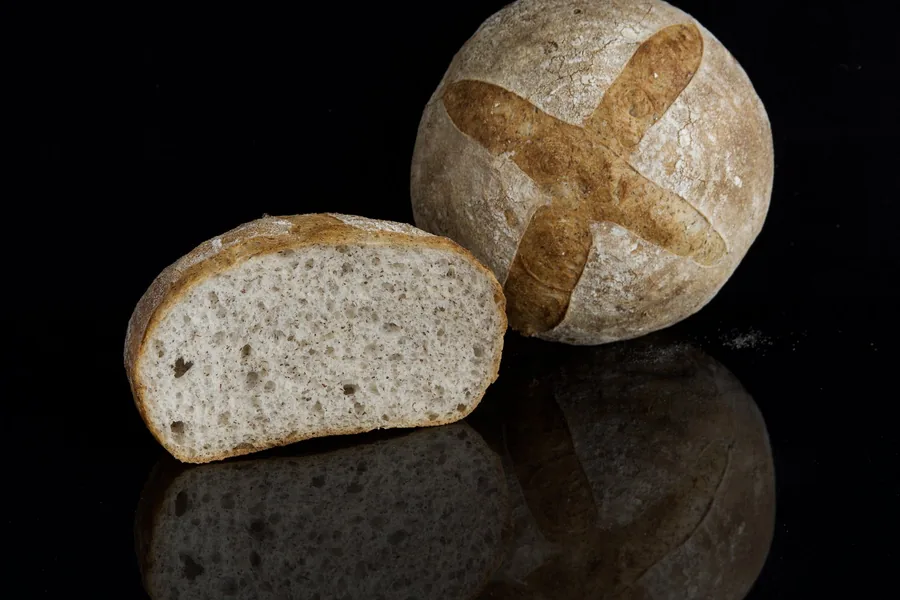 Glutenfreies Brot, ganzer Laib und aufgeschnitten